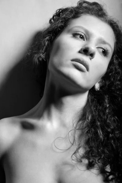 Retrato de mujer desnuda en blanco y negro — Foto de Stock