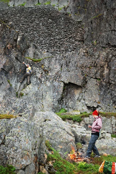 Tourists on a halt under the sheer cliff — Stock Photo, Image