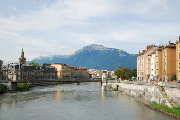 Blick auf Grenoble mit dem breiten Fluss isere. — Stockfoto