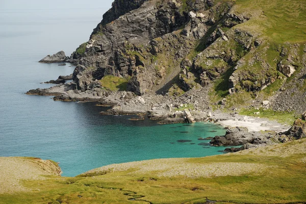 Baie confortable avec plage de sable à Soroya . — Photo