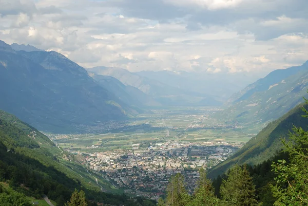 La verde valle di Martigny nelle Alpi svizzere . — Foto Stock