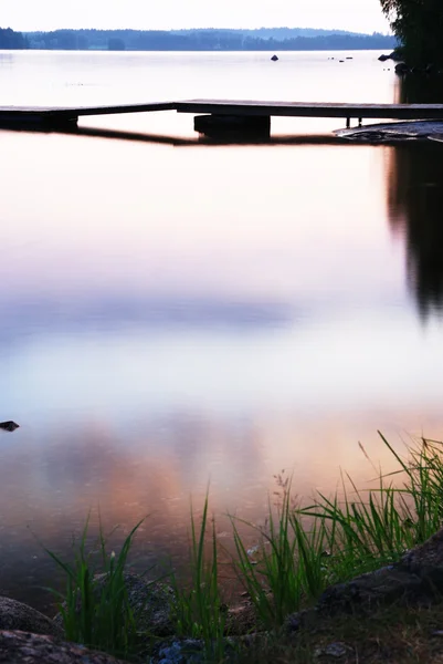 Лесное озеро на закате — стоковое фото
