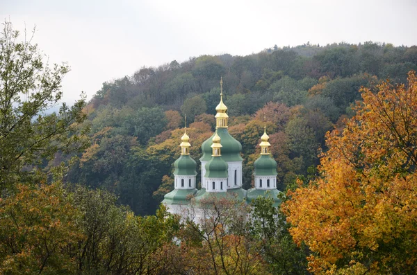Igreja ortodoxa no parque de outono . — Fotografia de Stock