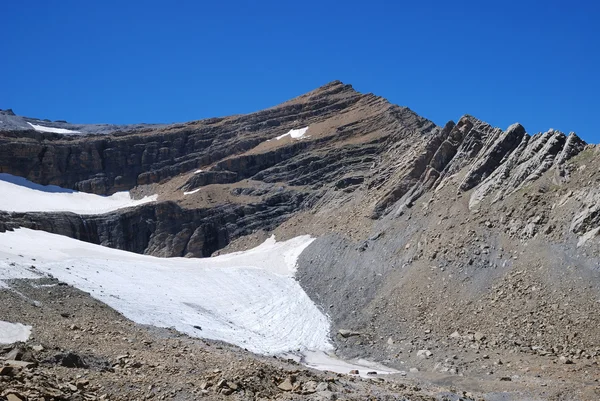 Berg mit Gletscher und Moräne. — Stockfoto