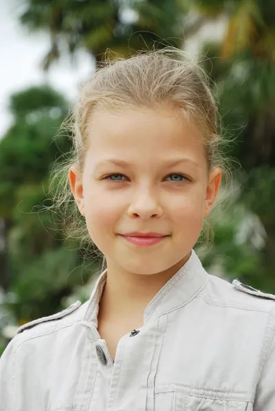 Retrato de menina pré-adolescente de cheerfu . — Fotografia de Stock