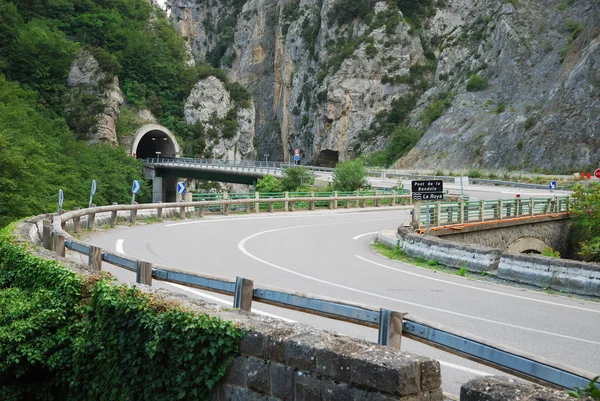 Carretera de montaña en pintorescos Alpes europeos . —  Fotos de Stock