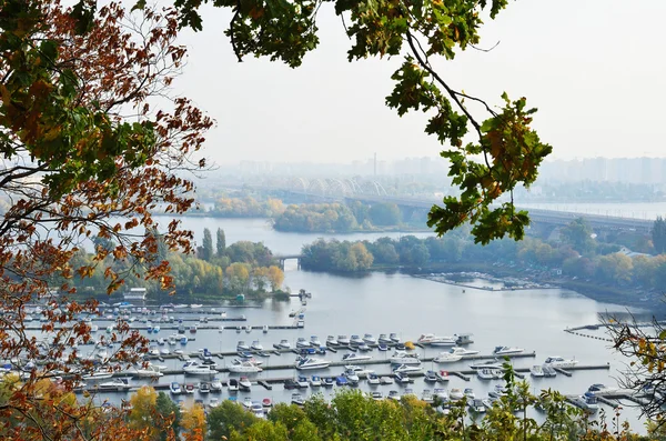 Confortáveis cais e ilhas verdes de Dniper em Kiev . — Fotografia de Stock