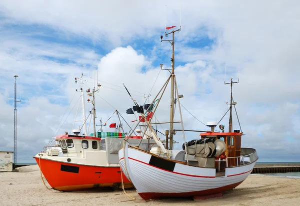 Fiskebåtar på sanden kusten. — Stockfoto