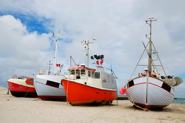 Barcos de pesca na costa da areia . — Fotografia de Stock