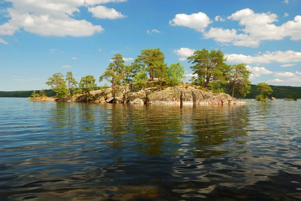 Lago escandinavo com pequena ilha — Fotografia de Stock
