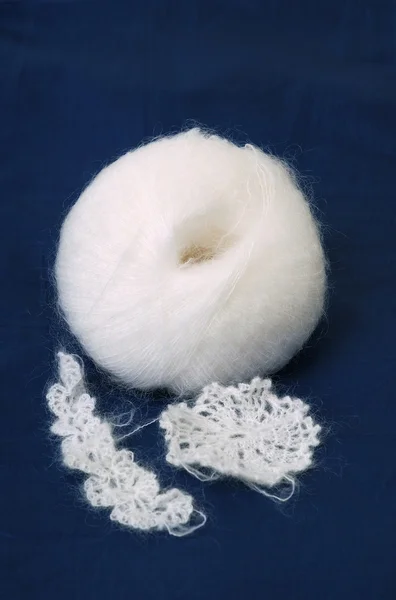 White mohair clue with pieces of needlework — Stock Photo, Image