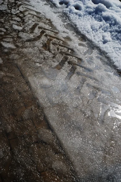 Estrada coberta de gelo com carris de pneus — Fotografia de Stock