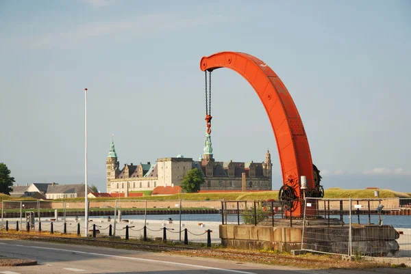 Widok zamku kronborg z dźwig estakada — Zdjęcie stockowe