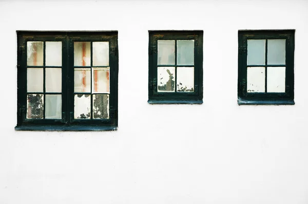 Czarny windows na białej ścianie — Zdjęcie stockowe