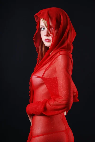 Frau in Rot transparent mit Kapuze lizenzfreie Stockbilder