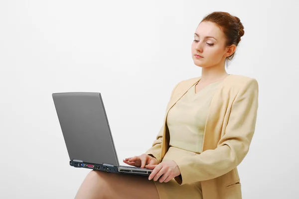 Концентрована бізнес-леді з ноутбуком ПК . — стокове фото