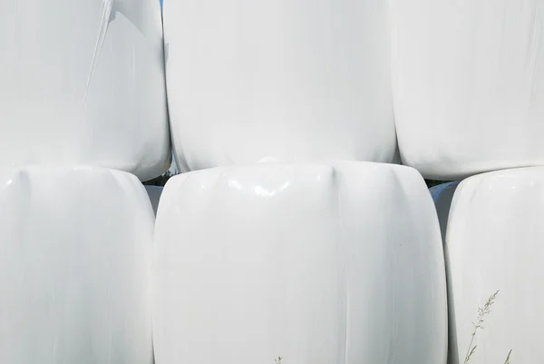 Крупный план сельскохозяйственной пачки с упакованными соломенными тюками — стоковое фото