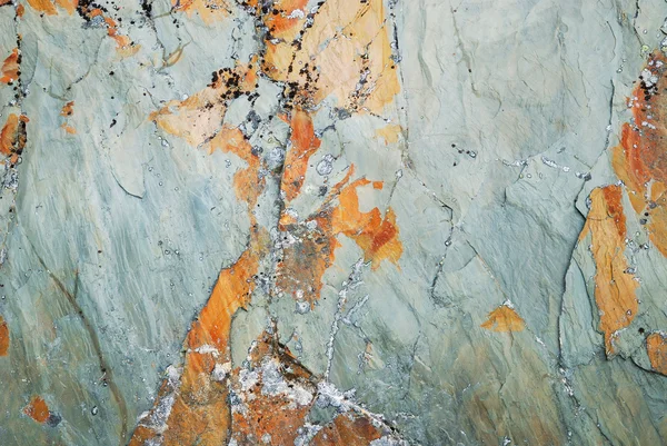 Oberfläche aus grünlichem Stein mit rotem Muster — Stockfoto