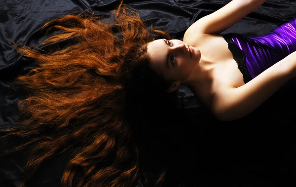 Frau mit gespreizten roten Haaren. — Stockfoto