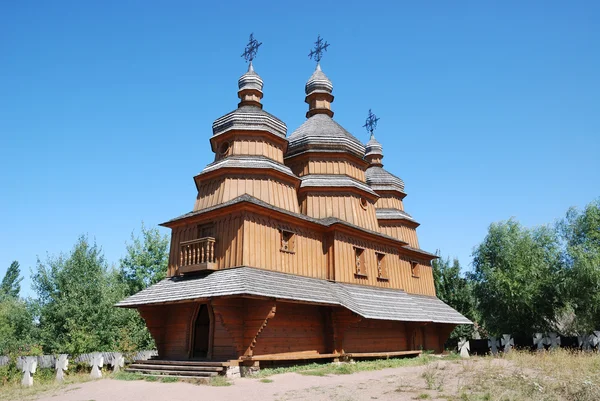 Igreja Ortodoxa de madeira com cemitério antigo . — Fotografia de Stock