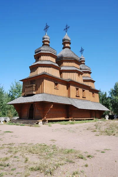 Iglesia ortodoxa de madera en la colina pisoteada . — Foto de Stock