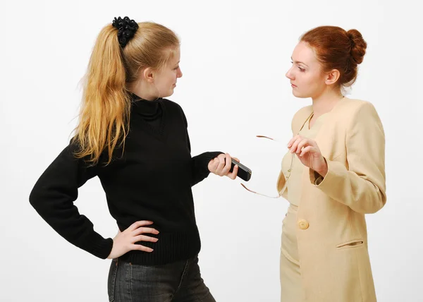 Две молодые женщины разговаривают — стоковое фото