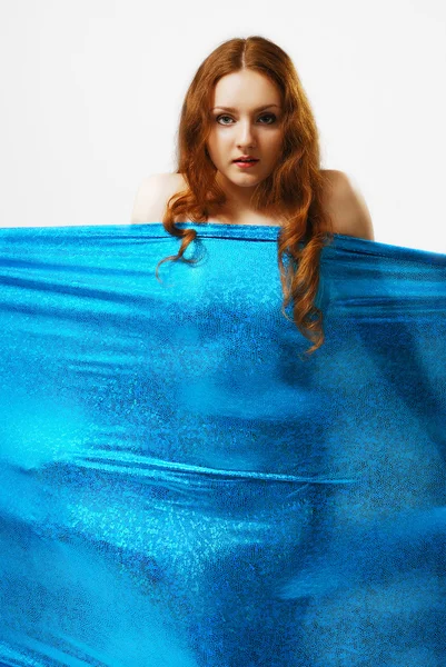 Femme nue derrière tissu tendu — Photo