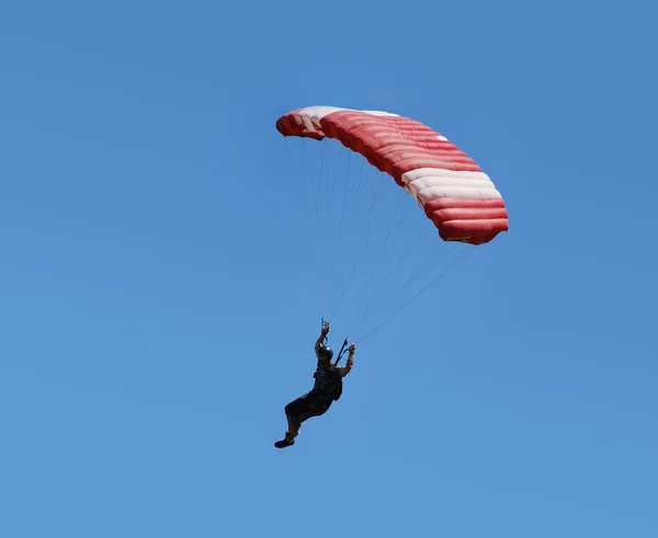 Parachuter na modré obloze. — Stock fotografie