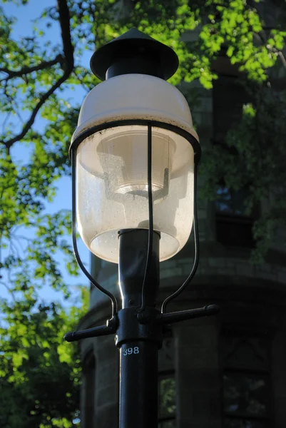 Słoneczne lampy uliczne, przed budynkiem ciemny. — Zdjęcie stockowe
