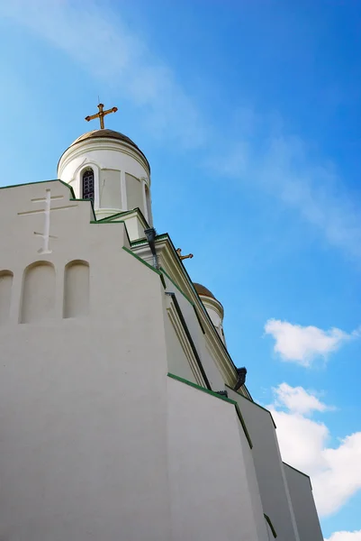 Catedral austera ortodoxa contra el cielo azul — Foto de Stock