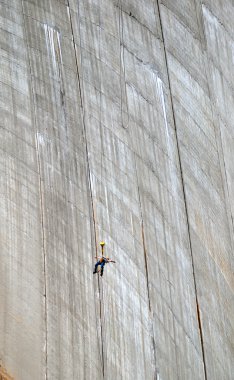 locarno Barajı beton duvara bungee atlama.
