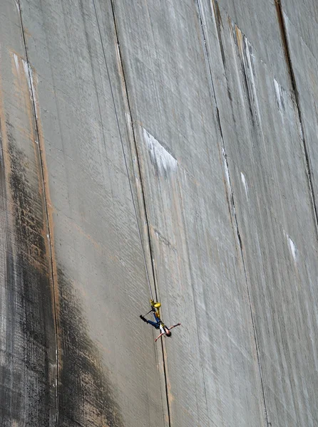 Bungee jumper împotriva peretelui de beton al barajului Locarno . — Fotografie, imagine de stoc