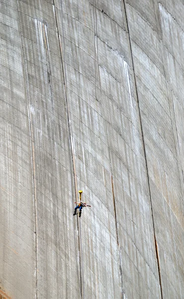 Bungee jumper contra parede de concreto da Barragem Locarno . — Fotografia de Stock