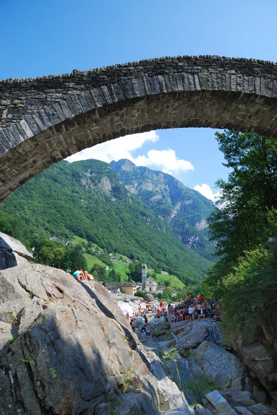 Feriados à beira do rio no verão Alpes suíços . — Fotografia de Stock