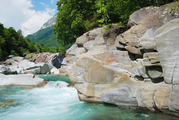 Gebirgsfluss verzaska im Sommer Alpen. — Stockfoto