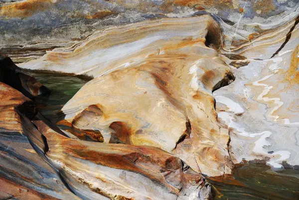 Żywe kolorowe skały górskie rzeki verzaska. — Zdjęcie stockowe