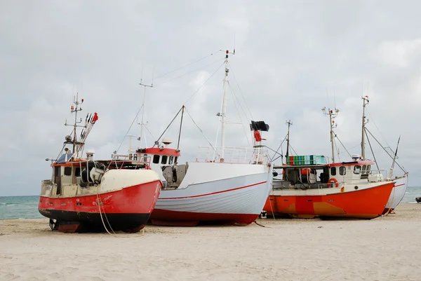 Rybářské lodě na písku pobřeží. — Stock fotografie