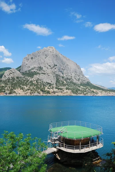 Berg sokol op de Krim kust. — Stockfoto