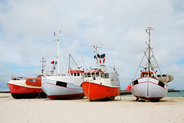 Рыбацкие лодки на песчаном побережье . — стоковое фото