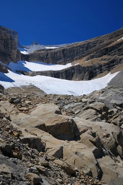 Βουνό με παγετώνα και moraine στο το cirque de gavarnie. — Φωτογραφία Αρχείου