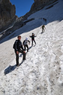 Yaz aylarında snowfield üzerinde yürüyüşçü.