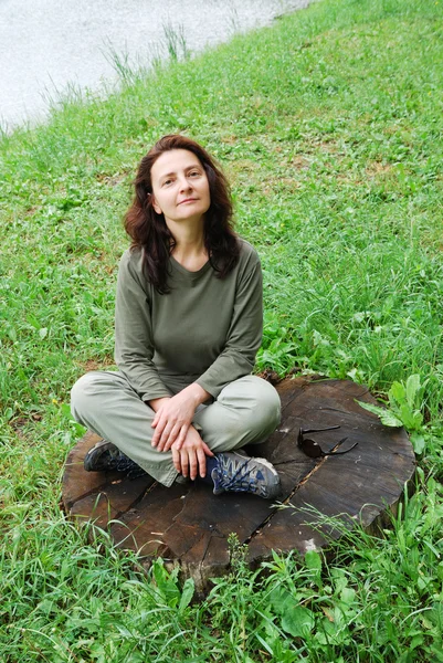 Woman sitting on the stump. — Stock Photo, Image