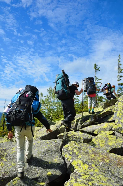 Turistas subindo a montanha . — Fotografia de Stock