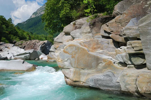 Gebirgsfluss verzaska im Sommer Alpen. — Stockfoto