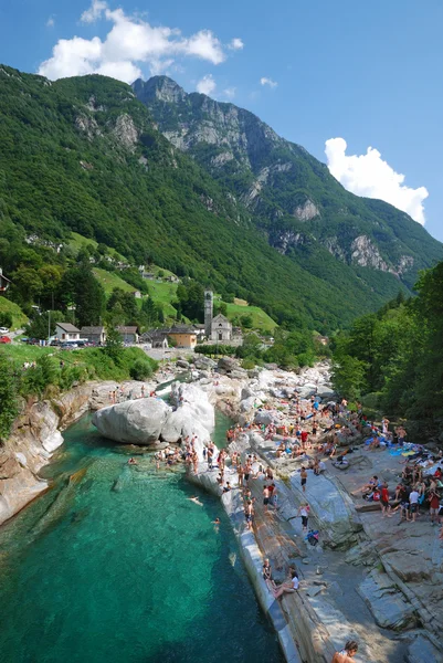 Turystów w Riverside w Alpy Szwajcarskie lato. — Zdjęcie stockowe