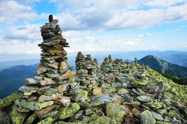Peak of mountain with moraine and stone landmarks. — Stock Photo, Image