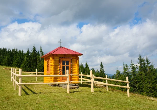 Houten kapel in de Karpaten. — Stockfoto