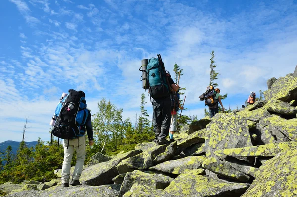 Vandrare som klättrar upp på berget. — Stockfoto