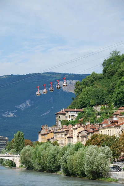 Blick auf Grenoble mit den Seilbahnen "les bulles"". — Stockfoto