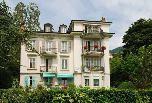 新緑の真ん中にスイスの大邸宅. — ストック写真